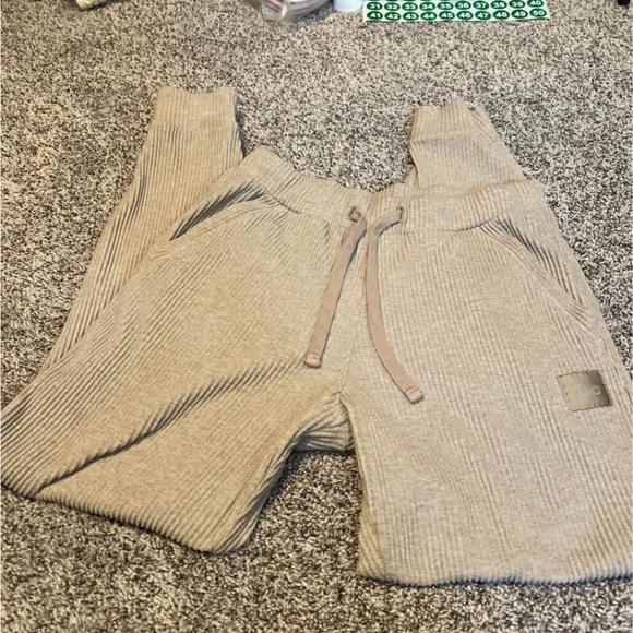 ALO Yoga Pants - ALO Yoga Tan Ribbed Sweatpants
